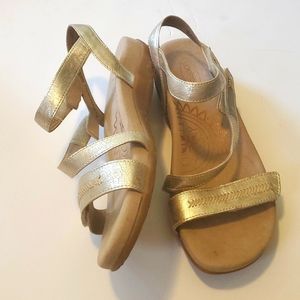 Aetrex Gold Sandals size 40
